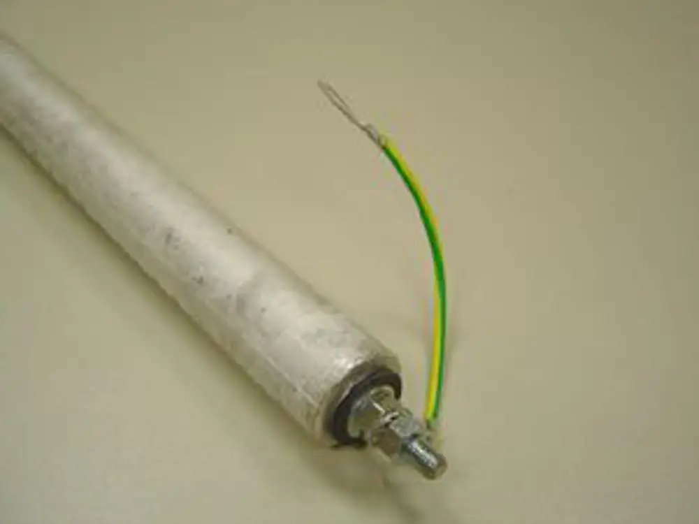 Anode von Remeha, zylindrisch und metallisch, mit zwei Anschlussdrähten in grün und gelb, auf einer neutralen Unterlage platziert.
